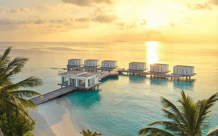 the stunning Maldivian sunset