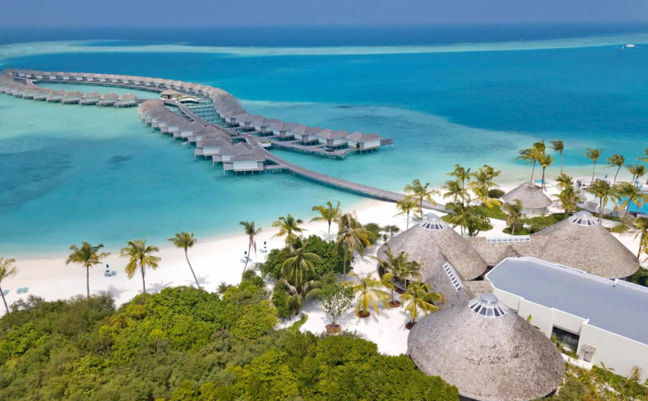 Located on the largest island in Dhaalu Atoll, Kandima Maldives has the longest outdoor swimming pool in the Maldives, an abundance of water-sports, the largest beach club and tennis and basketball courts. It offers a marine biology centre, an art studio and cooking classes.