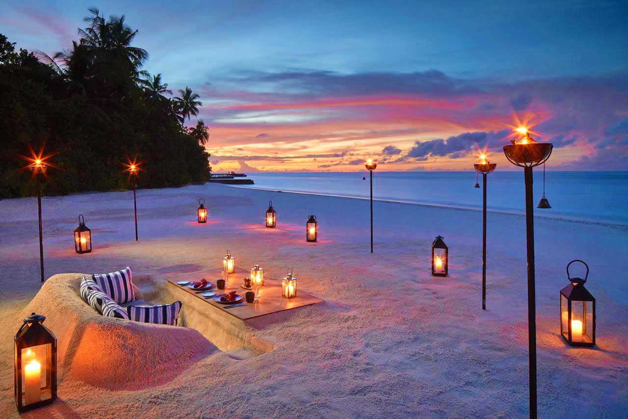 Raffles Maldives Meradhoo - beachside dinner