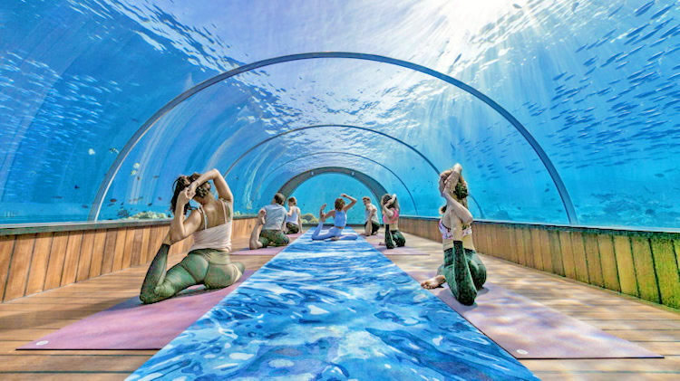 йога под водой в Hurawalhi resort 
