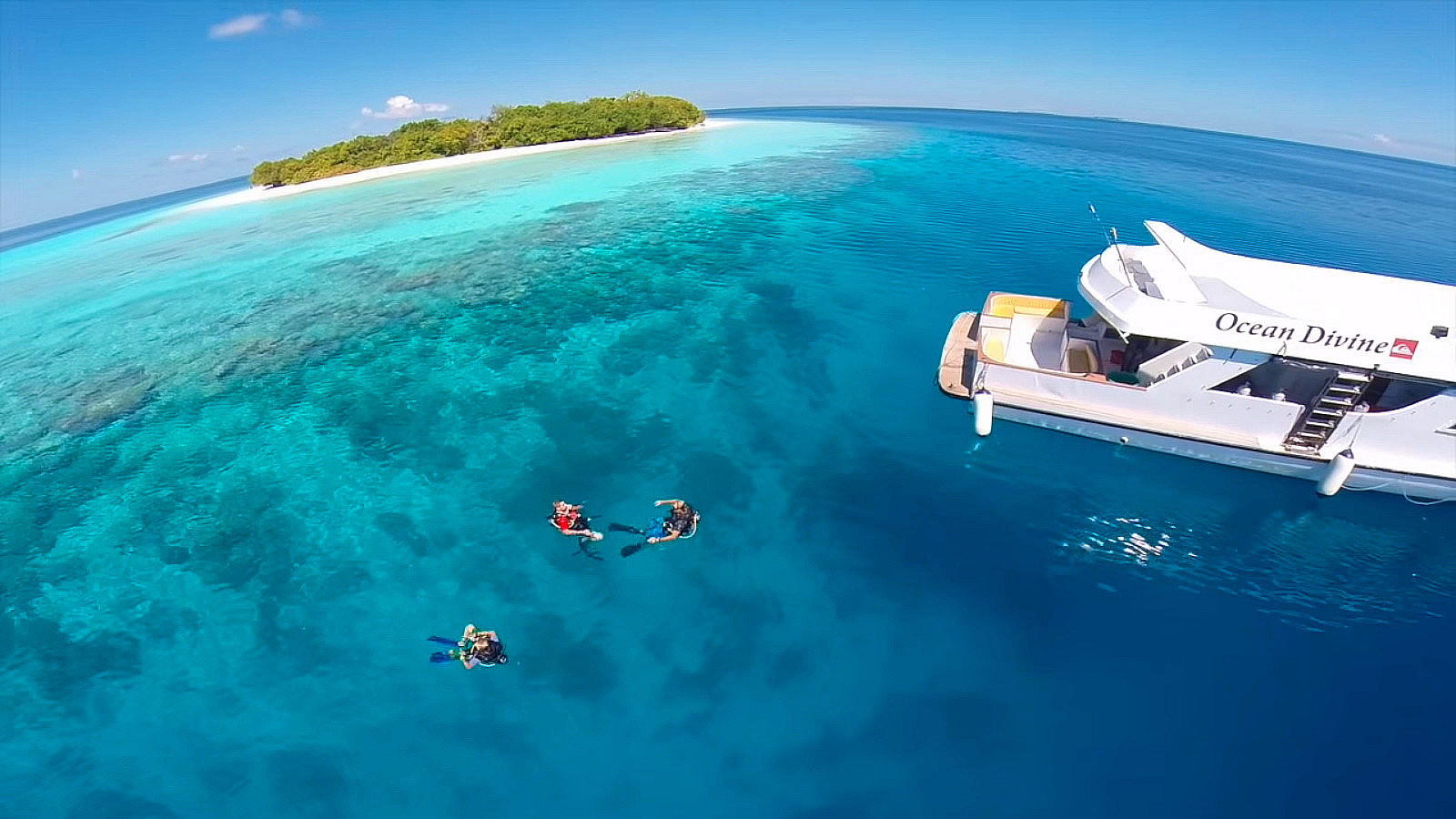 Liveaboards in Maldives,dive safaris, Liveaboard Charters, Maldives Scuba Diving, The Ultimate Guide to Diving in Maldives, dive, Liveaboard, luxury, جزر المالديف ، الخريطة ، الفندق ، الفنادق ، الإقامة ، الفيلات ، الشقق ، السياحة ، السفر ، الجولات ، الإجازات ، مطار جزر المالديف