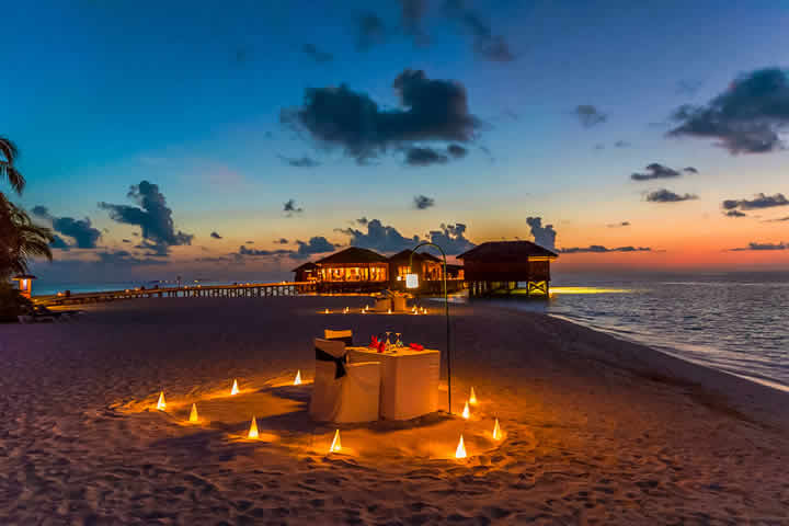Surprise your loved one with a beachside dining experience