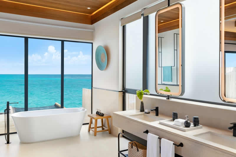 Hilton Maldives Amingiri: bathroom with ocean view