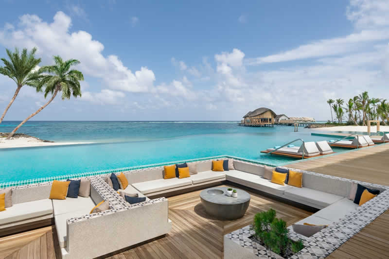 Hilton Maldives Amingiri Resort & Spa: the main swimming pool with lounge