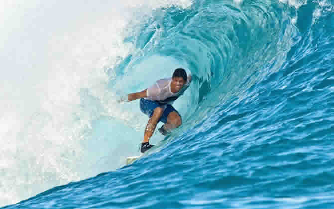 Surf break in maldives 2022