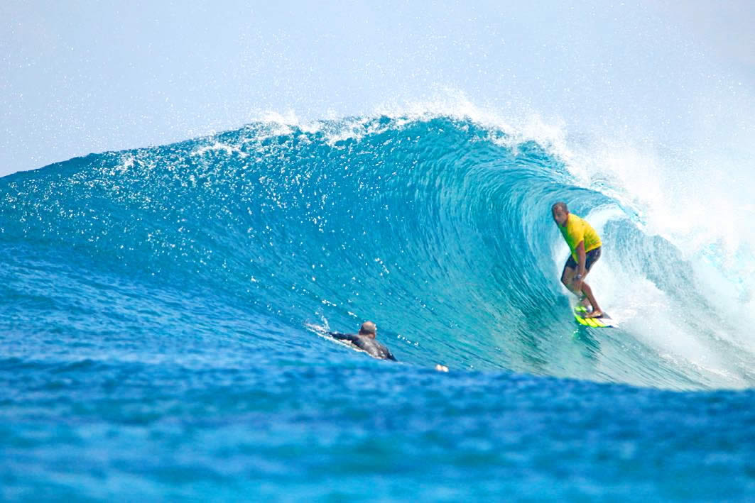 surfi big wave in maldives