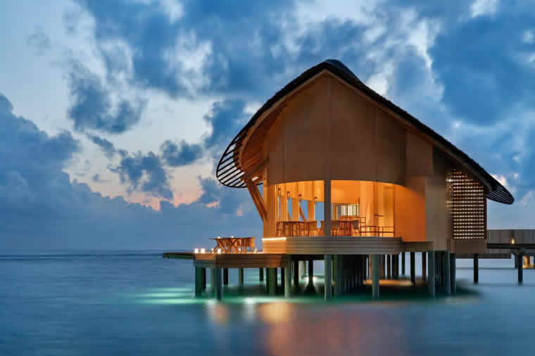 Hilton Maldives Amingiri Resort:overwater restaurant