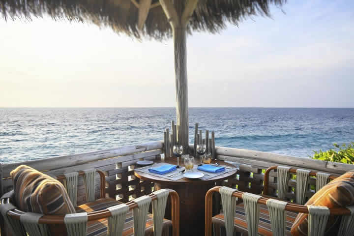 beach front dining at JW maldives