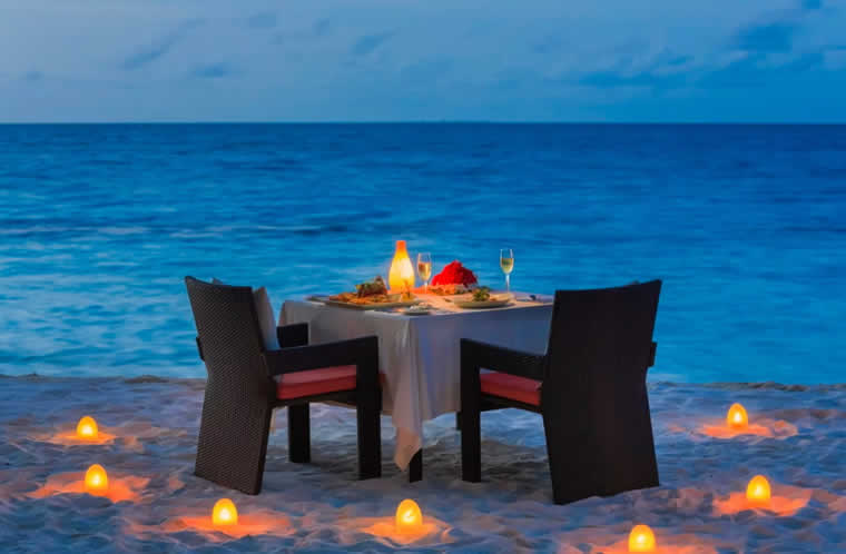 romaqntic beach dinner in maldives