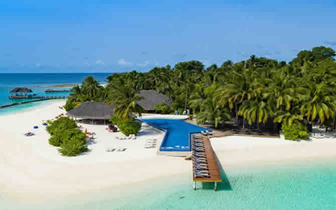 Kuramathi Maldives resort infinity pool