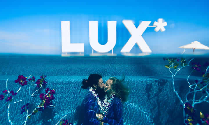 underwater kiss in maldives