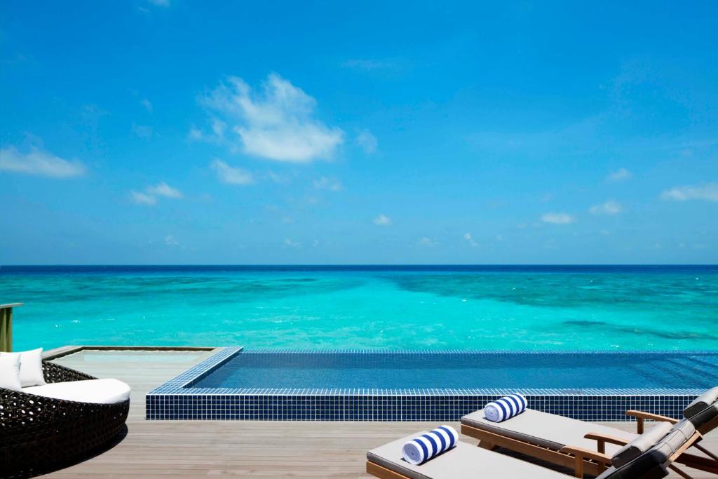 Radisson Blu Resort Maldives: overwater pool villa