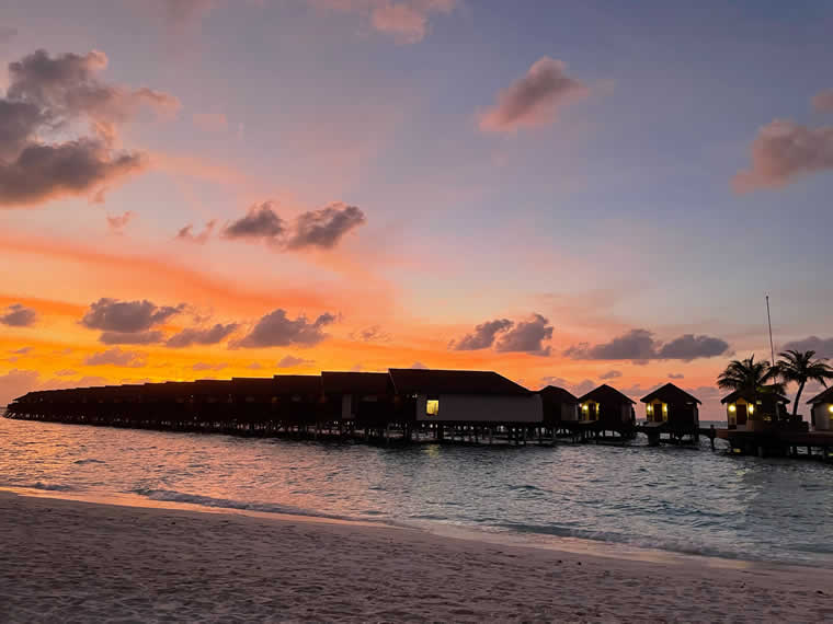 Reethi Faru, Bio Luxury Resort: sunset over bungalows
