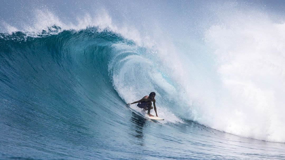 surfing in maldives