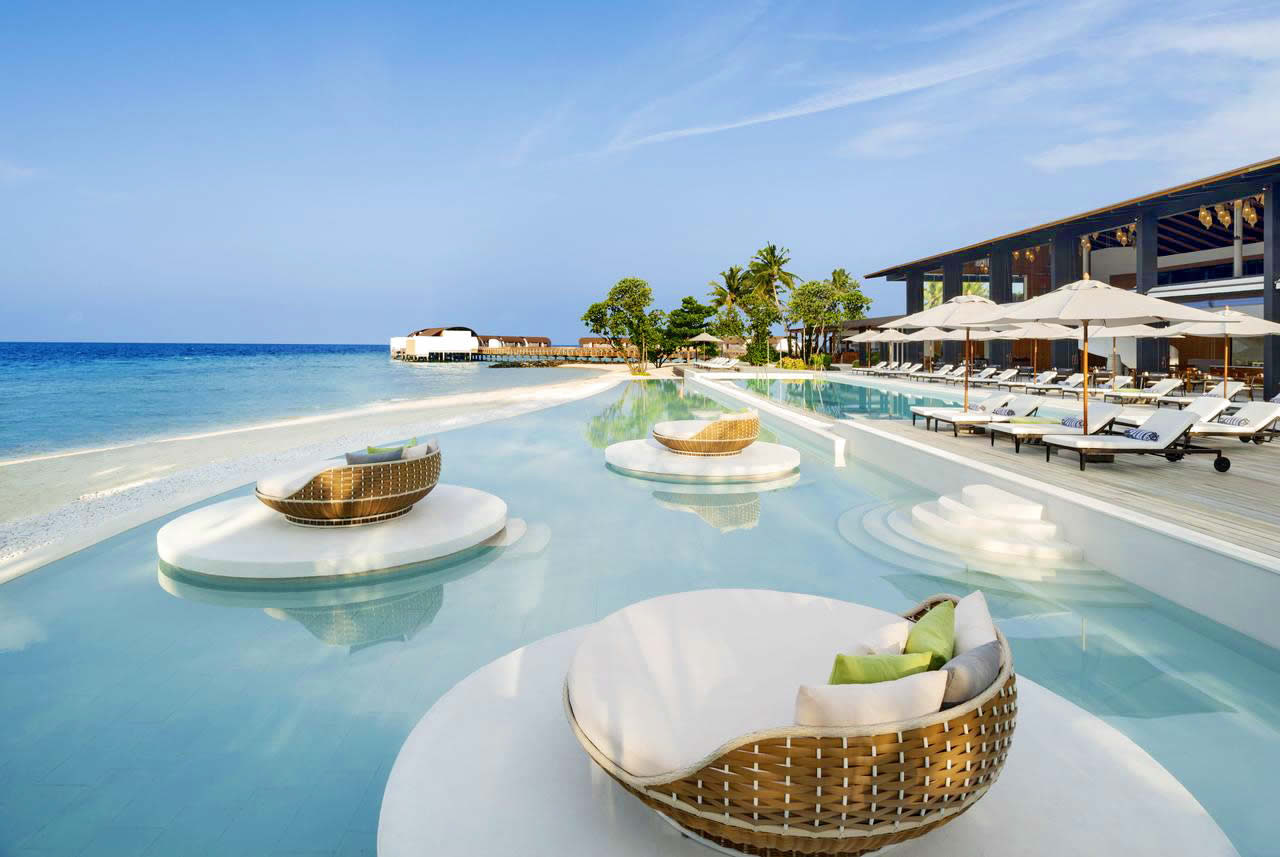 бассейн в The Westin Maldives Miriandhoo Resort